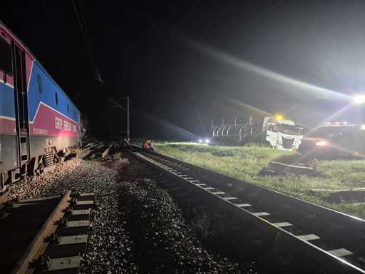 Tren deraiat în Teleorman - ISU: Toată cantitatea de benzină, transvazată, pericolul fiind îndepărtat complet/ Angajaţii CFR încearcă să repună pe şine vagoanele şi locomotiva/ Se estimează că acţiunea se va termina până duminică dimineaţă - FOTO, VIDEO