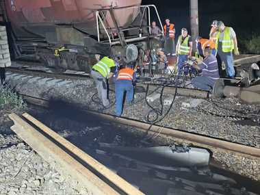 Tren deraiat în Teleorman - Traficul feroviar, reluat pe un fir pe distanţa Roşiori-Măldăeni/ Operaţiunile pentru repunerea pe şine a vagoanelor şi locomotivei deraiate vor continua