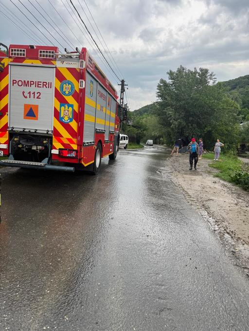 UPDATE - Cod roşu de grindină de mari dimensiuni, ploi torenţiale şi descărcări electrice, în judeţul Prahova/ Persoane, evacuate din autoturisme surprinse de apa ajunsă pe şosele