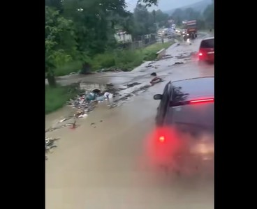 Buzău: Trafic oprit complet pe DN 10, din cauza apei şi a aluviunilor ajunse pe şosea în urma unei ploi - FOTO, VIDEO