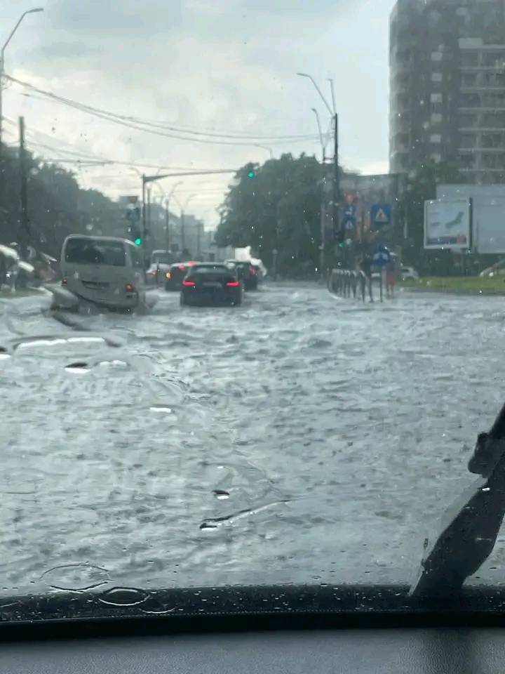 Furtună în Bucureşti - Apa Nova: S-au înregistrat cantităţi de precipitaţii care au depăşit 43 l/mp şi izolat peste 70 l/mp, iar instantaneu s-au depăşit şi 120 l/mp/ ”Eveniment pluvial” care a depăşit frecvenţa de o dată la 100 de ani