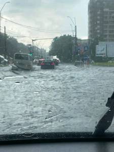 Furtună în Bucureşti - Apa Nova: S-au înregistrat cantităţi de precipitaţii care au depăşit 43 l/mp şi izolat peste 70 l/mp, iar instantaneu s-au depăşit şi 120 l/mp/ ”Eveniment pluvial” care a depăşit frecvenţa de o dată la 100 de ani