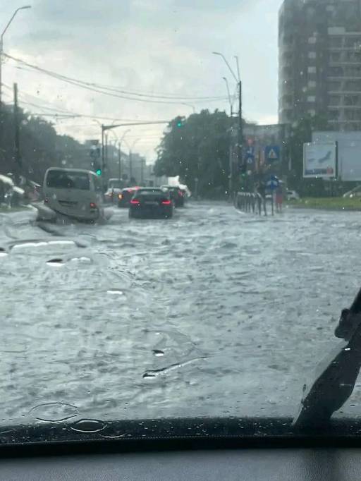 Furtună în Bucureşti - Apa Nova: S-au înregistrat cantităţi de precipitaţii care au depăşit 43 l/mp şi izolat peste 70 l/mp, iar instantaneu s-au depăşit şi 120 l/mp/ ”Eveniment pluvial” care a depăşit frecvenţa de o dată la 100 de ani
