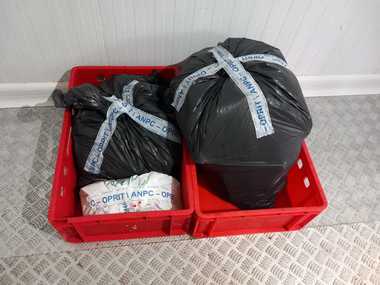 ANPC a închis temporar o firmă de catering din Piatra Neamţ / Echipele de control au găsit carne congelată, fără elemente de identificare / Firma e bănuită că ar fi sursa unui focar de toxiinfecţie în urma căruia mai mulţi elevi au ajuns la spital