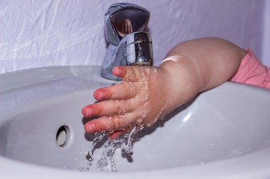 Autorităţile din Arad se aşteaptă ca unda de apă sărată provenită de la Salina Praid să ajungă în judeţ în cursul după-amiezii sau spre seară/ Prefect: Până acum, nu avem creşteri de salinitate în râul Mureş/ Recomandări pentru populaţie