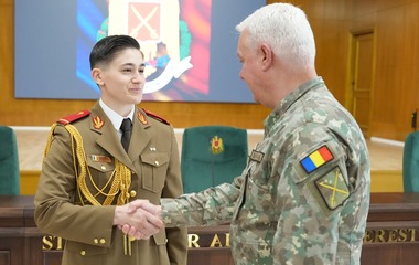O româncă absolventă a Academiei „West Point” a primit gradul de sublocotenent, într-o ceremonie militară la Statul Major al Forţelor Terestre: Am învăţat că a fi lider nu înseamnă doar să comanzi, ci să asculţi, să înţelegi şi să inspiri