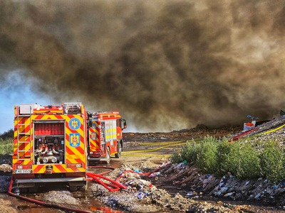 Autorităţile din Dâmboviţa propun declararea stării de alertă, în urma unui amplu incendiu care a cuprins groapa de gunoi de la Aninoasa. Focul arde de aproape 20 de ore