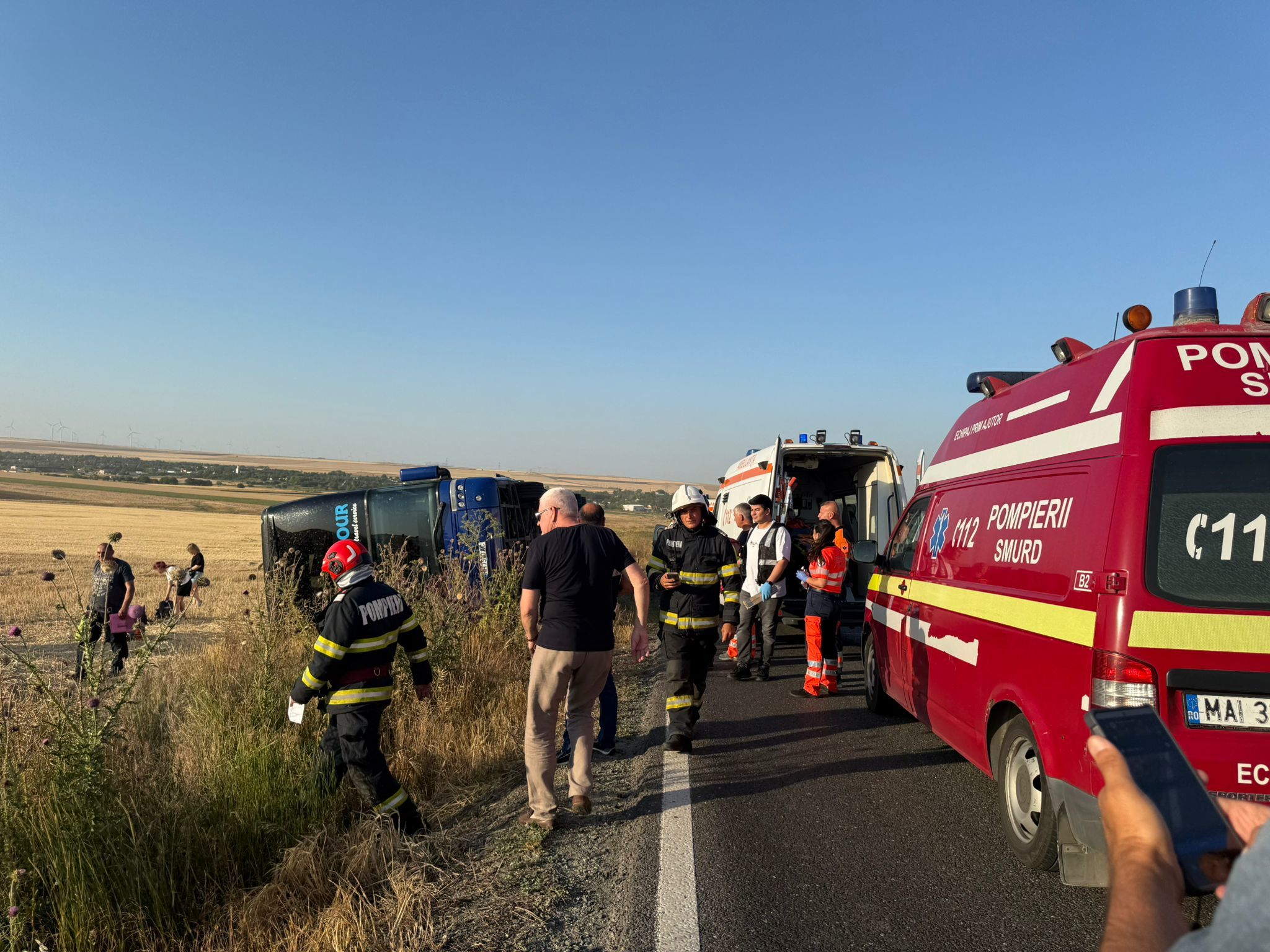 UPDATE - Constanţa: Planul Roşu de Intervenţie, activat după ce un autocar s-a răsturnat, în urma unui accident în care a fost implicat şi un autoturism/ În autocar se aflau aproape 60 de cetăţeni ucraineni/ Patru persoane, evaluate medical - FOTO