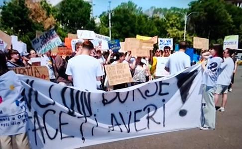 Protest al studenţilor în faţa Guvernului şi în mai multe centre universitare din ţară faţă de intenţia Executivului de a reduce fondurile alocate pentru burse: „Nu din burse faceţi averi!”/ Solicitările protestatarilor