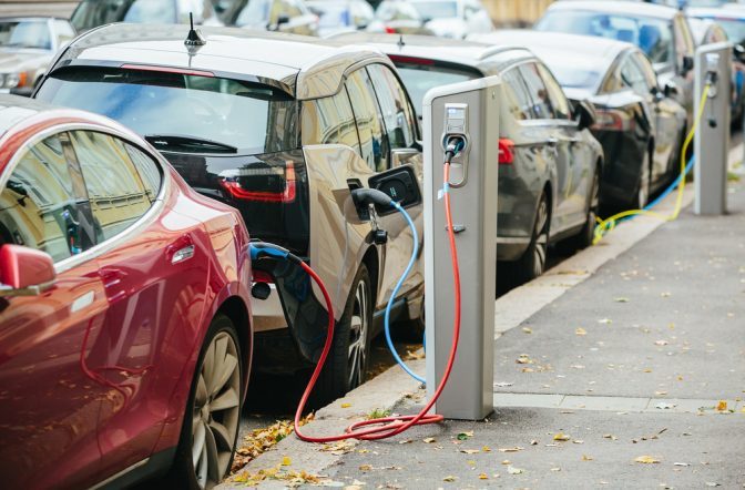 Prima staţie de încărcare pentru maşini electrice alimentată exclusiv cu energie solară a fost inaugurată, joi, în premieră naţională, de Primăria Sectorului 2 a Capitalei