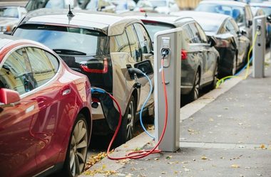Prima staţie de încărcare pentru maşini electrice alimentată exclusiv cu energie solară a fost inaugurată, joi, în premieră naţională, de Primăria Sectorului 2 a Capitalei