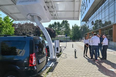 Prima staţie de încărcare pentru maşini electrice alimentată exclusiv cu energie solară a fost inaugurată, joi, în premieră naţională, de Primăria Sectorului 2 a Capitalei - FOTO