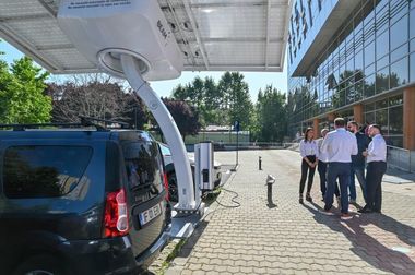 Prima staţie de încărcare pentru maşini electrice alimentată exclusiv cu energie solară a fost inaugurată, joi, în premieră naţională, de Primăria Sectorului 2 a Capitalei - FOTO
