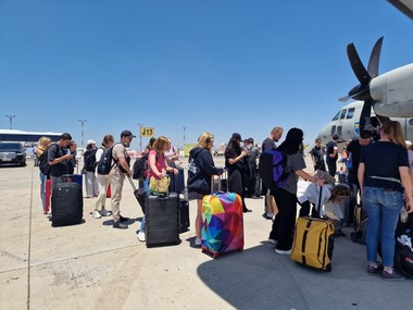 MAE: Alţi 35 de cetăţeni români şi membri de familie aflaţi în Israel, evacuaţi şi aduşi în România
