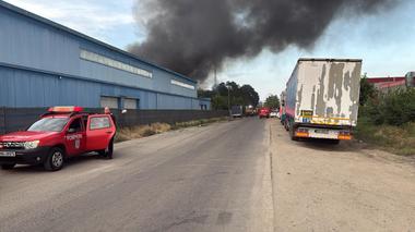 Incendiu la un depozit din Sectorul 6 al Capitalei/ Primele informaţii arată că în interior ar exista şi butelii cu oxigen/ A fost emis mesaj RO-Alert, din cauza degajărilor foarte mari de fum - FOTO, VIDEO
