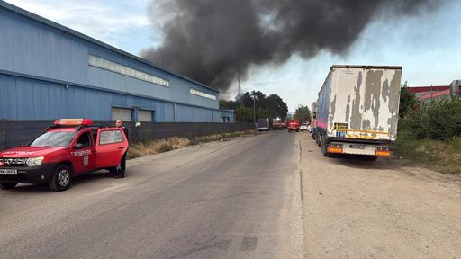 UPDATE - Incendiu la un depozit din Sectorul 6 al Capitalei/ A fost emis mesaj RO-Alert, din cauza degajărilor foarte mari de fum/ Suprafaţa afectată, 900 de metri pătraţi - FOTO, VIDEO