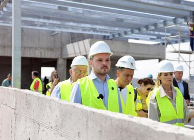Ministrul Sănătăţii, optimist cu privire la faptul că spitalele construite prin PNRR pot fi terminate la timp: Omul sfinţeşte locul/ La noul Spital de Pneumoftiziologie ”Marius Nasta”, 92% din structură a fost realizată în numai 11 luni
