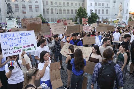 Sute de studenţi şi elevi, la protestul din Piaţa Universităţii din Bucureşti, nemulţumiţi de reducerea fondului pentru burse - FOTO