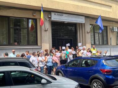 Proteste spontane în Bucureşti şi mai multe judeţe din ţară ale unor angajaţi ai ANAF şi ai Caselor Judeţene de Pensii, faţă de reducerea unor sporuri/ Şi angajaţii Ministerului Finanţelor protestează pe holurile instituţiei FOTO
