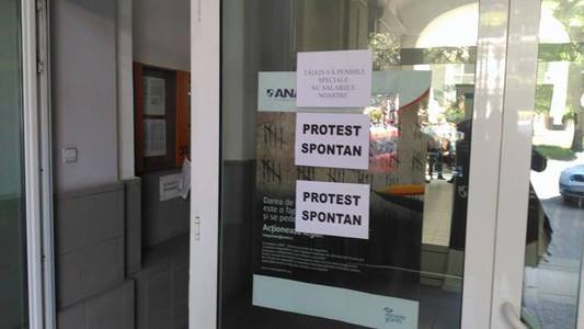 Vasile Marica: Politicienii nu au ascultat deloc sfaturile specialiştilor de ministere, au luat măsuri populiste, au găsit bani pentru privilegii / Faptul că ne-a scăzut ratingul datorită politicierilor nu mai e vina cetăţeanului, nici a bugetarului