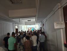 UPDATE A doua zi de proteste după aprobarea OUG care plafonează la 300 de lei brut sporul pentru condiţii grele de muncă/ Angajaţii de la Finanţe, la uşa ministrului Nazare/ Protest şi la PMB şi CA Bucureşti / Ce le-a spus ministrul protestatarilor - FOTO
