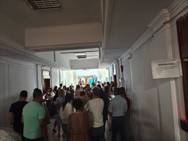 A doua zi de proteste ale bugetarilor, după aprobarea Ordonanţei de Urgenţă care plafonează la 300 de lei brut sporul pentru condiţii vătămătoare de muncă/ Angajaţii de la Ministerul Finanţelor, la uşa ministrului Alexandru Nazare