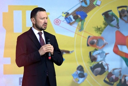 Fechet, despre „primele neruşinate” la pensionare: Profund imorale şi ruşinoase. România a devenit o casă împărţită, cu privilegiaţii în camerele din faţă şi cu milioane de români în bucătăria din spate, achitând nota de plată pentru dezmăţul primilor