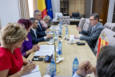 Ministrul Muncii, Florin Manole, discuţii cu ambasadorul Regatului Spaniei în România despre îmbunătăţirea mecanismelor de sprijin pentru cetăţenii români care lucrează în Spania / S-a decis pregătirea unui memorandum în domeniul pensiilor