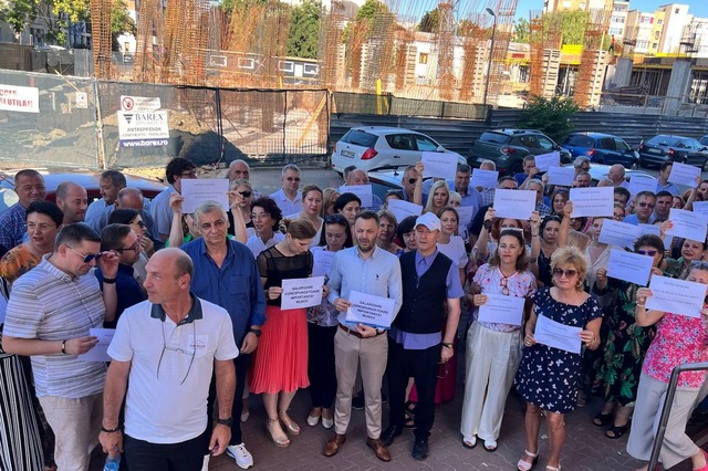 O nouă zi de proteste a angajaţilor din instituţiile bugetare/ La Buzău, salariaţii Administraţiei Judeţene a Finanţelor Publice au oprit activatea în toate birourile şi au sistat lucrul cu publicul O nouă zi de proteste a angajaţilor din instituţiile bugetare/ La Buzău, salariaţii Administraţiei Judeţene a Finanţelor Publice au oprit activatea în toate birourile şi au sistat lucrul cu publicul