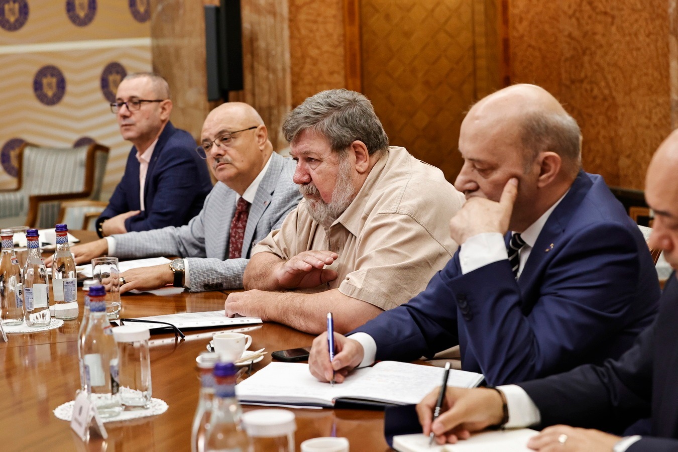 BNS, după discuţia cu Bolojan: Tăierea sinecurilor şi a indemnizaţiilor din CA-uri, reducerea subvenţiilor uriaşe a partidelor, eliminarea sumelor forfetare pentru parlamentari, aspecte esenţiale care nu se regăsesc în agenda Guvernului