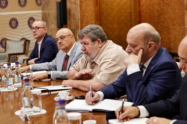 BNS, după discuţia cu Bolojan: Tăierea sinecurilor şi a indemnizaţiilor din CA-uri, reducerea subvenţiilor uriaşe a partidelor, eliminarea sumelor forfetare pentru parlamentari, aspecte esenţiale care nu se regăsesc în agenda Guvernului