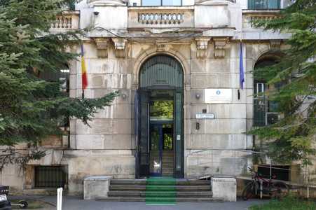Mehedinţi: Pacienţi cu afecţiuni neuropsihiatrice, ţinuţi ore în şir în soare, în faţa Direcţiei de Asistenţă Socială din cauza unor probleme birocratice / Celulă de criză la Ministerul Muncii / Anchetă deschisă de Consiliul Judeţean