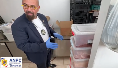 Control ANPC în Costineşti: Hotel în care camerele arătau ca după război, terasă cu ulei neschimbat în friteuze, ustensile ruginite şi neconforme, paviment alunecos şi murdar, insecte moarte în bucătărie / Piedone: România NU e tomberonul nimănui!