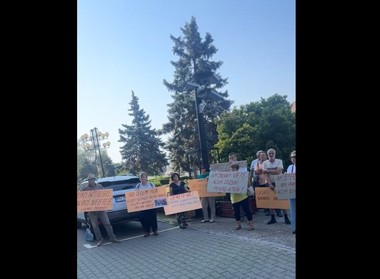 Angajaţii unui centru-social din Boldeşti Scăeni au protestat la Consiliul Judeţean Prahova, cerând bani pentru funcţionare. Preşedintele CJ a transmis că, aşa cum a găsit bani pentru zilele oraşului, Primăria să asigure şi funcţionarea centrului - VIDEO