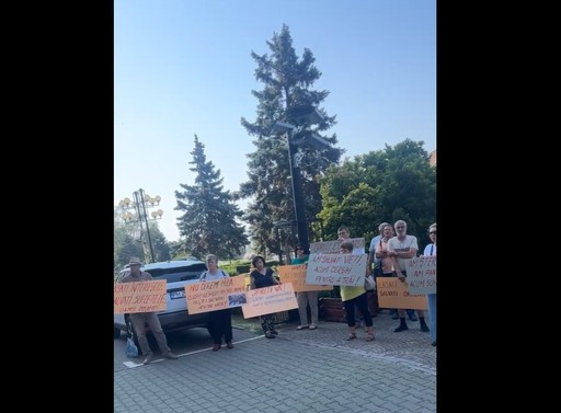 Angajaţii unui centru-social din Boldeşti Scăeni au protestat la Consiliul Judeţean Prahova, cerând bani pentru funcţionare. Preşedintele CJ a transmis că, aşa cum a găsit bani pentru zilele oraşului, Primăria să asigure şi funcţionarea centrului - VIDEO