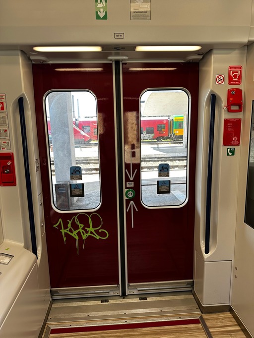 Primul tren electric nou din România a fost vandalizat, la nici un an de la intrarea pe traseu / Secretar de stat: Am să solicit instituţiior abilitate să ia măsuri pentru identificarea şi sancţionarea celor care se fac vinovaţi - FOTO