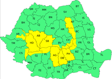 Averse torenţiale, descărcări electrice, grindină şi vijelii, în cursul zilei de vineri, în Carpaţii Meridionali şi în cea mai mare parte a Carpaţilor Orientali şi Occidentali, dar şi în sud-vestul Transilvaniei şi în nordul Munteniei