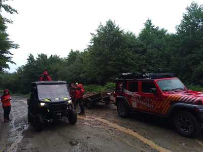 Turist italian rănit în timpul unei curse de enduro în Munţii Cindrel, preluat de salvamontişti - FOTO / VIDEO