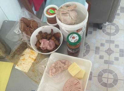 Trei unităţi de pe llitoral au fost închise temporar de către comisarii ANPC / Printre nereguli: camere murdare, urme de mucegai, produse fără termen de valabilitate, mărfuri păstrate la temperaturi neconforme VIDEO