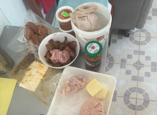 Trei unităţi de pe llitoral au fost închise temporar de către comisarii ANPC / Printre nereguli: camere murdare, urme de mucegai, produse fără termen de valabilitate, mărfuri păstrate la temperaturi neconforme VIDEO