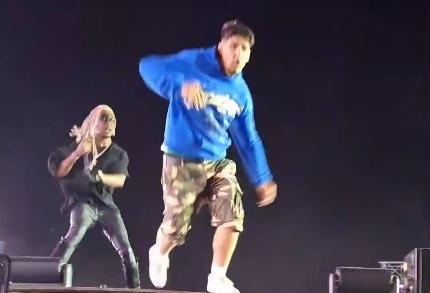 Constanţa: Anchetă a poliţiştilor după ce un băiat de 15 ani a sărit de pe scena Festivalului „Beach, Please!” şi s-a lovit într-un gard / Gestul a fost făcut la îndemnul artistului Destroy Lonely / Băiatul a fost dus la spital