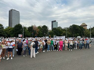 UPDATE - Protest în Piaţa Victoriei al salariaţilor din APIA, AFIR şi MIPE faţă de măsurile fiscale, care ”afectează grav capacitatea de administrare a fondurilor europene” / Sunt aproximativ 2.000 de sindicalişti din întreaga ţară - FOTO / VIDEO