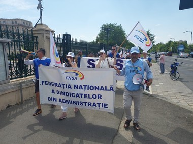 Marş de protest în jurul Parlamentului – Sindicalişti: Spunem NU austerităţii declanşate de Bolojan şi susţinute de actuala clasă politică – FOTO / VIDEO