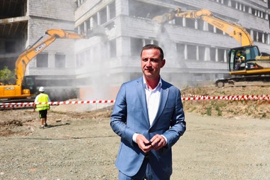 A început demolarea construcţiei de pe locul unde va fi ridicat Institutul Regional de Oncologie din Timişoara/ Alfred Simonis: Cei care nu sunt în stare să susţină astfel de proiecte pentru judeţ, ar putea măcar să tacă