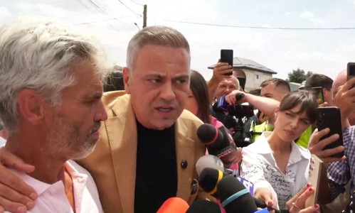 Ministrul Agriculturii, discuţii cu fermierii din Lunguleţu, Dâmboviţa. Aceştia i-au cerut să dea în scris la Primărie că nu se plăteşte pentru apă: E bla, bla. Dumneavoastră nu sunteţi proprietari pe apa României! Nu ne daţi, că mai mult ne luaţi!