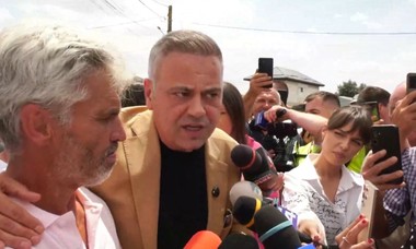 Ministrul Agriculturii, discuţii cu fermierii din Lunguleţu, Dâmboviţa. Aceştia i-au cerut să dea în scris la Primărie că nu se plăteşte pentru apă: E bla, bla. Dumneavoastră nu sunteţi proprietari pe apa României! Nu ne daţi, că mai mult ne luaţi!