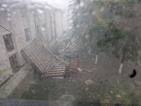 Furtună în Bucureşti-Ilfov - O femeie a murit după ce acoperişul unei clădiri a căzut peste imobilul în care ea se afla, la Otopeni