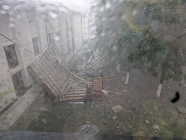 Furtună în Bucureşti-Ilfov - O femeie a murit după ce acoperişul unei clădiri a căzut peste imobilul în care ea se afla, la Otopeni