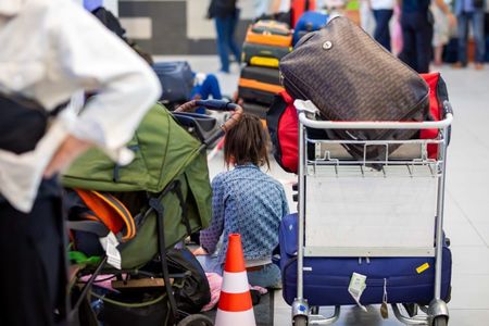 România conduce de departe în UE la numărul de cetăţeni care au plecat să trăiască în alte ţări comunitare - de două ori mai mulţi decât polonezii

