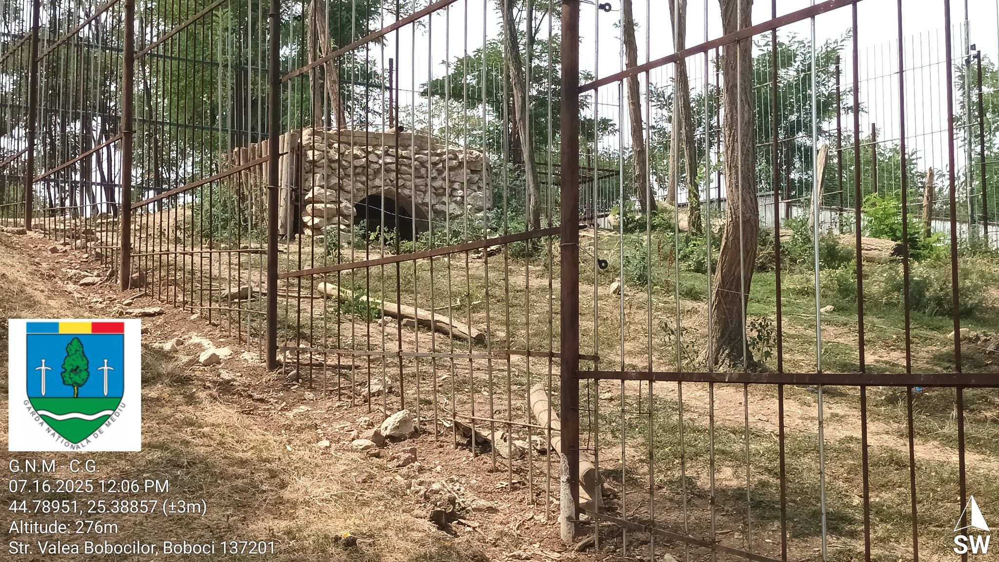 Gradină zoologică ilegală, descoperită în judeţul Dâmboviţa – Proprietarul avea în captivitate urşi, căprioare, lei, maimuţe / Preţul unui bilet de intrare era 50 de lei / Amendă de 120.000 de lei - FOTO / VIDEO